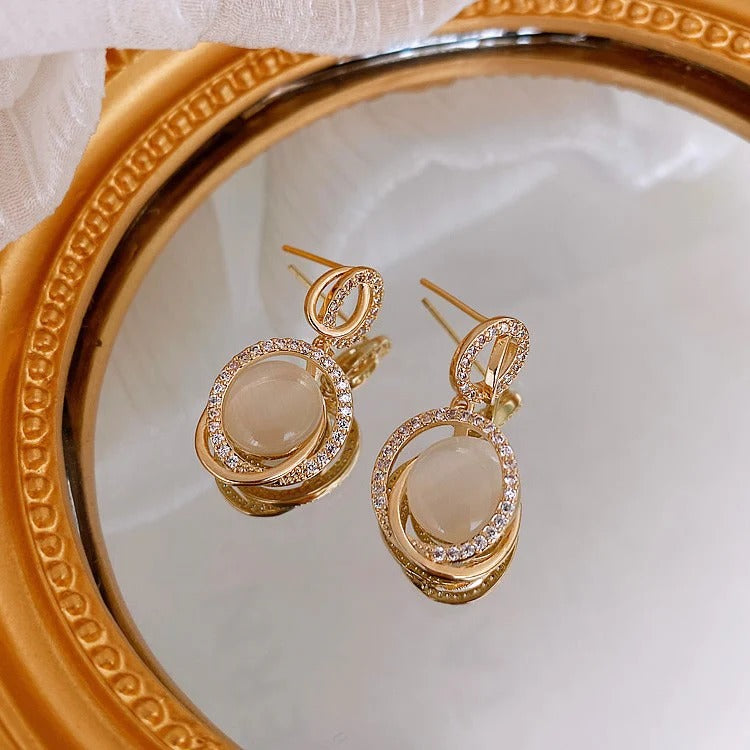 Three-dimensional Cat's eye Earrings